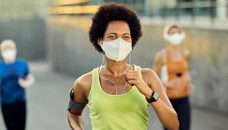 woman jogging wearing a mask